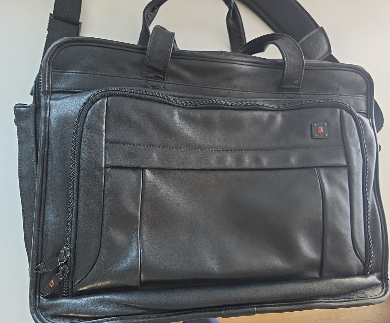 Victorinox Luxury 17” Expandable Black Leather Computer Briefcase Business Bag