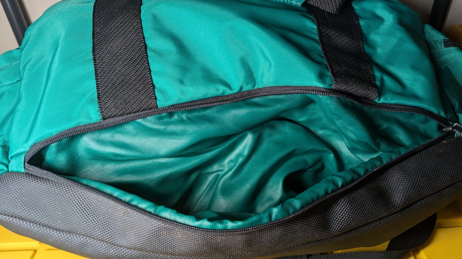 Team Nautica USA Vintage 90’s Duffle Bag Carryon Green 22″ Keychain Super Clean!
