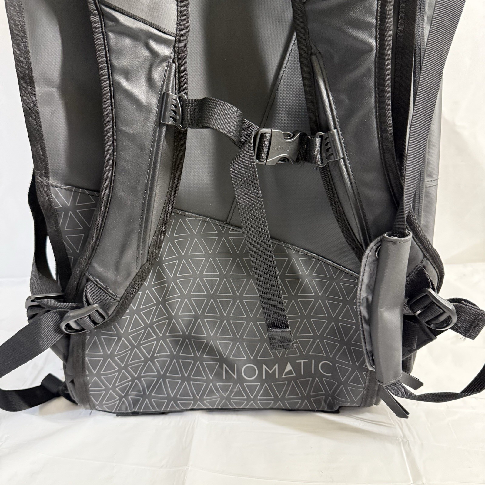 E1 Nomatic Travel Backpack Black – Gently Used – Expandable 20x12x10