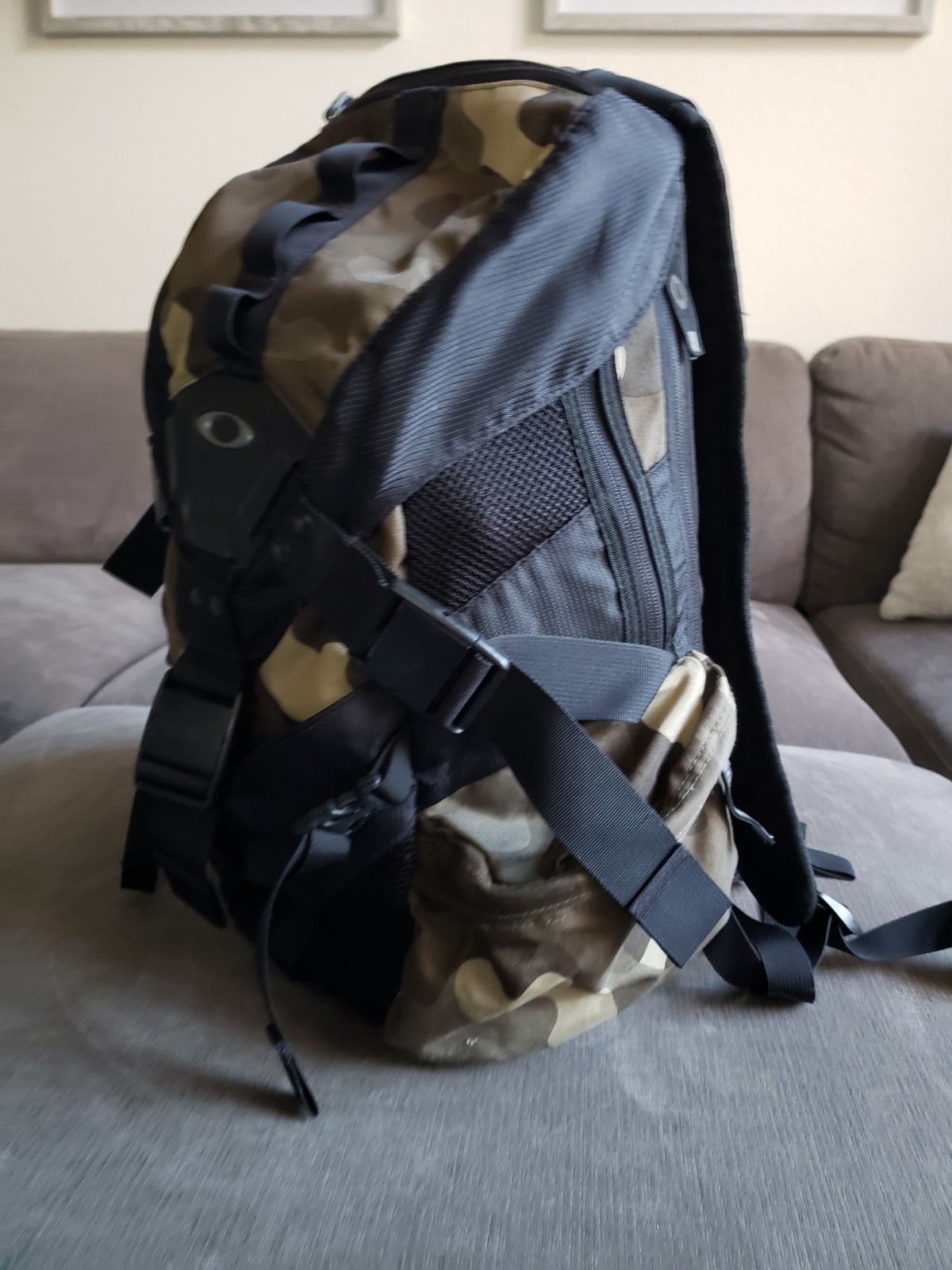 Oakley Icon 2.0 Tactical Backpack Camo/Black Padded Back – VERY CLEAN -Read Desc