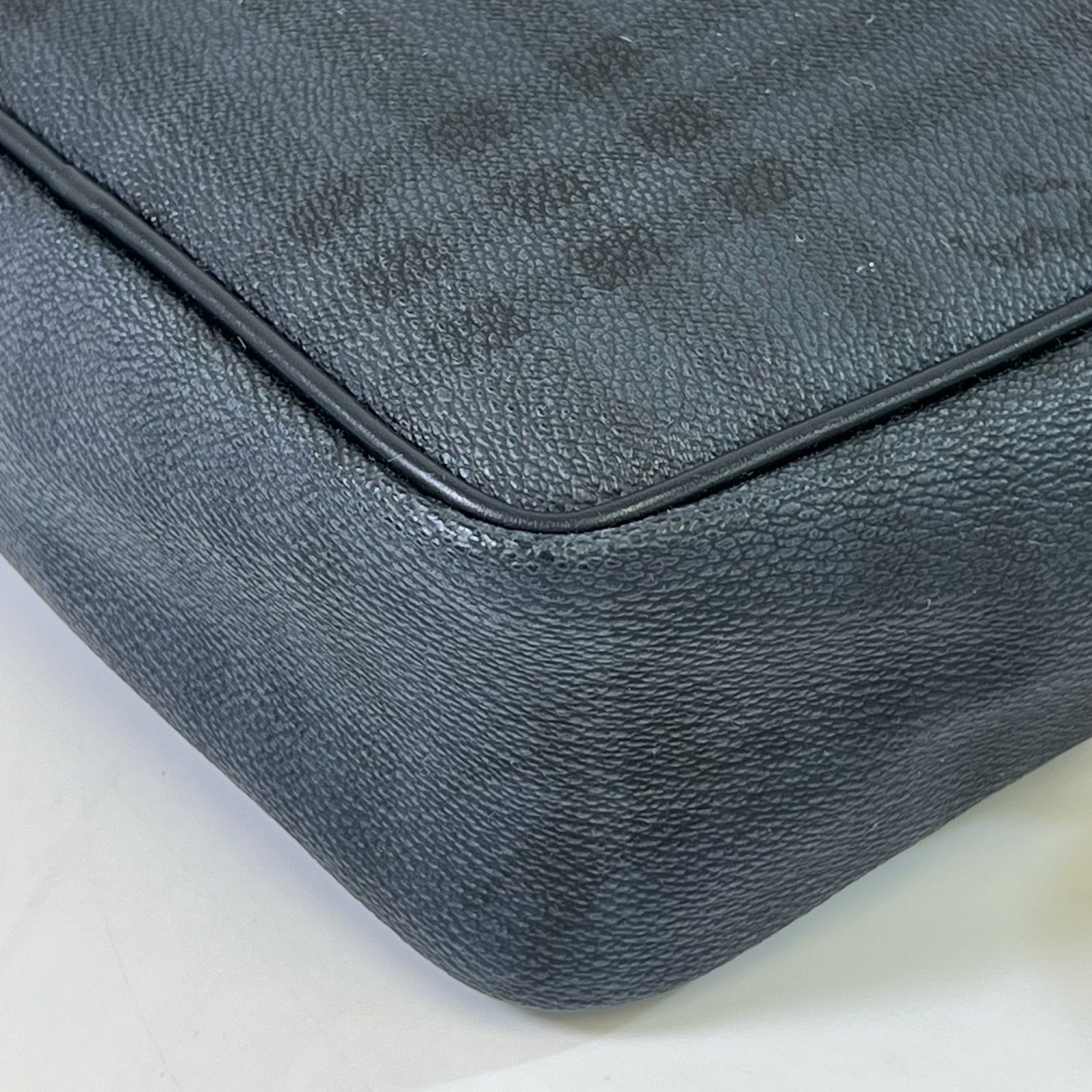 Authentic Burberry Shadow Check Shoulder Bag Navy Unisex Leather PVC 17cm x 22cm