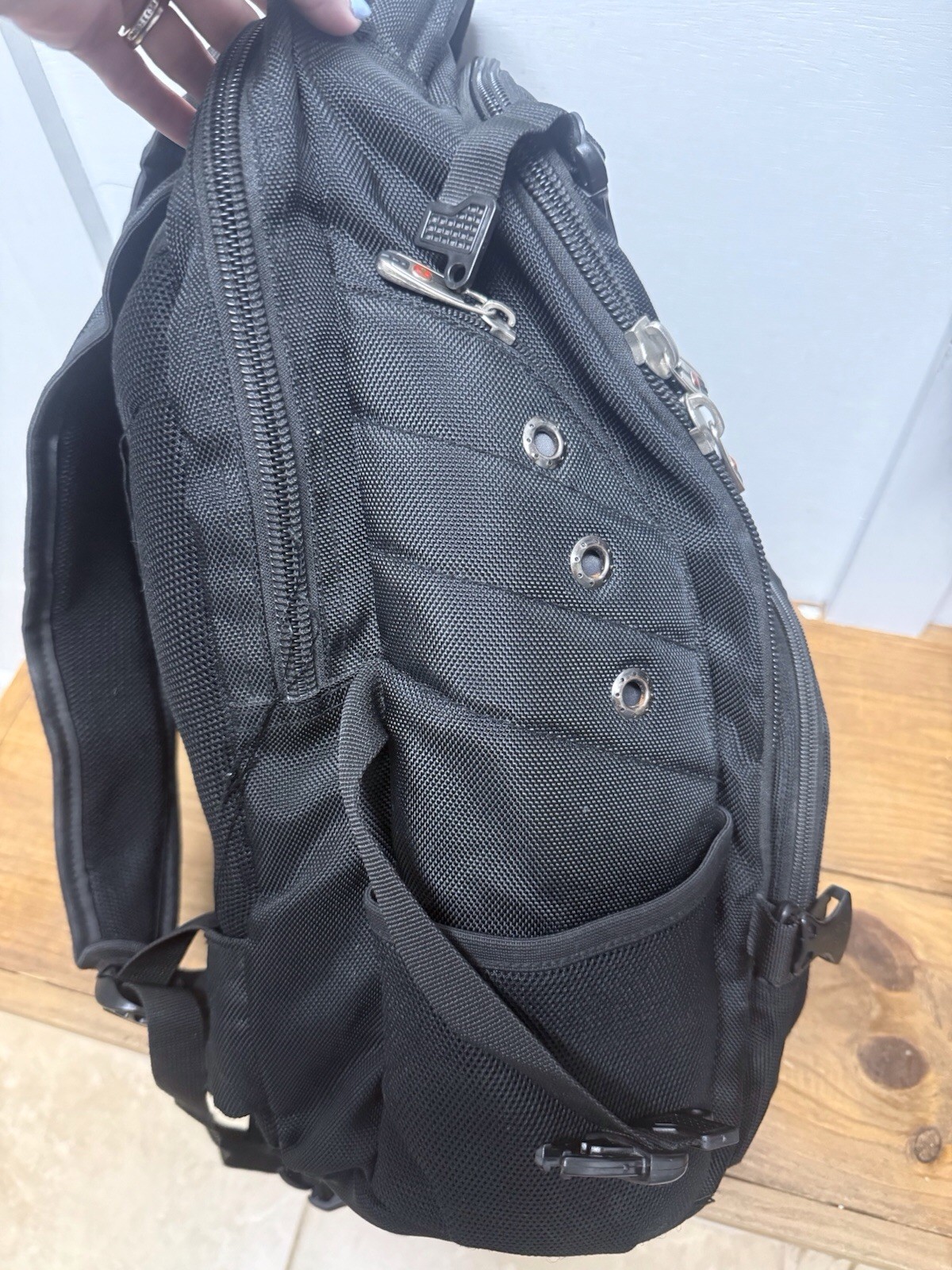 SwissGear Airflow Black Backpack Padded Straps Multi Zip Pockets Zip/Buckle