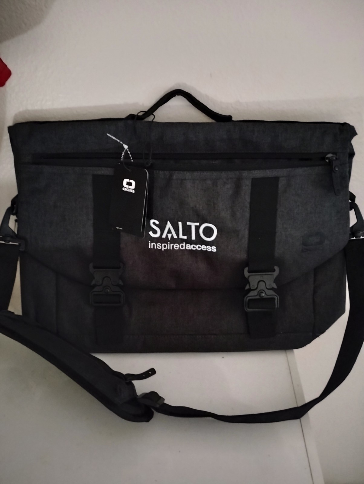 Ogio Messenger Laptop Bag Black by Callaway Golf. Metal Clasps New