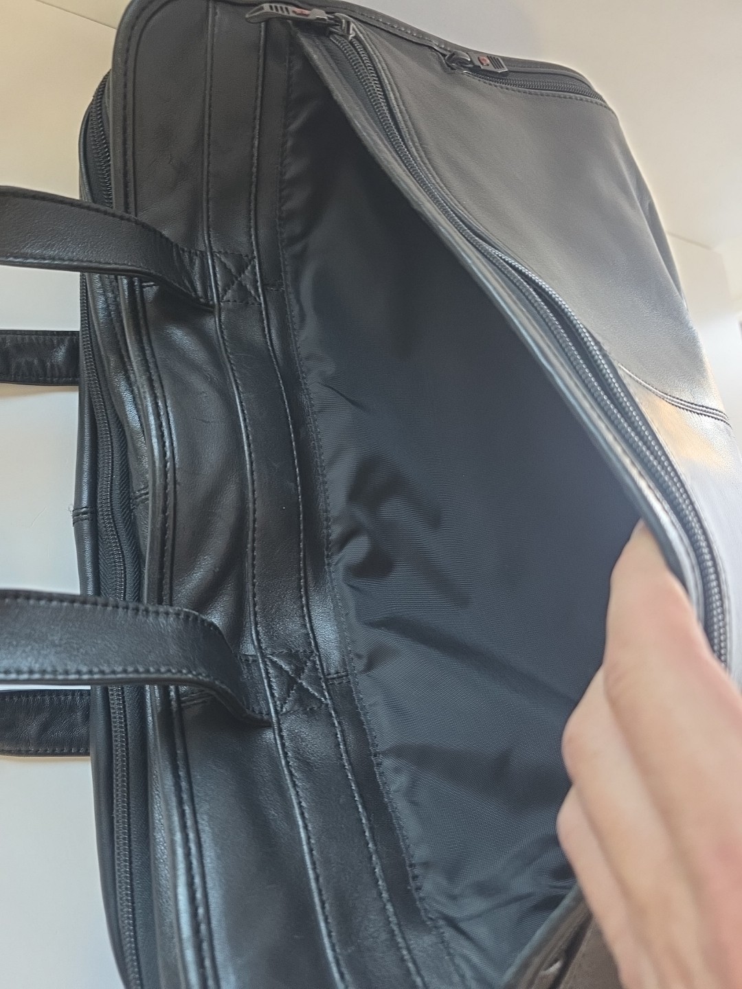 Victorinox Luxury 17” Expandable Black Leather Computer Briefcase Business Bag