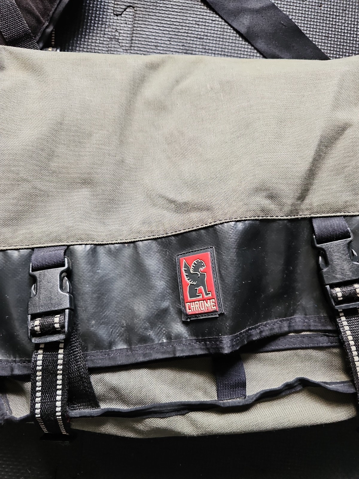 Chrome Industries Extra Large Messenger Bag 24″ Wide Gray/Black
