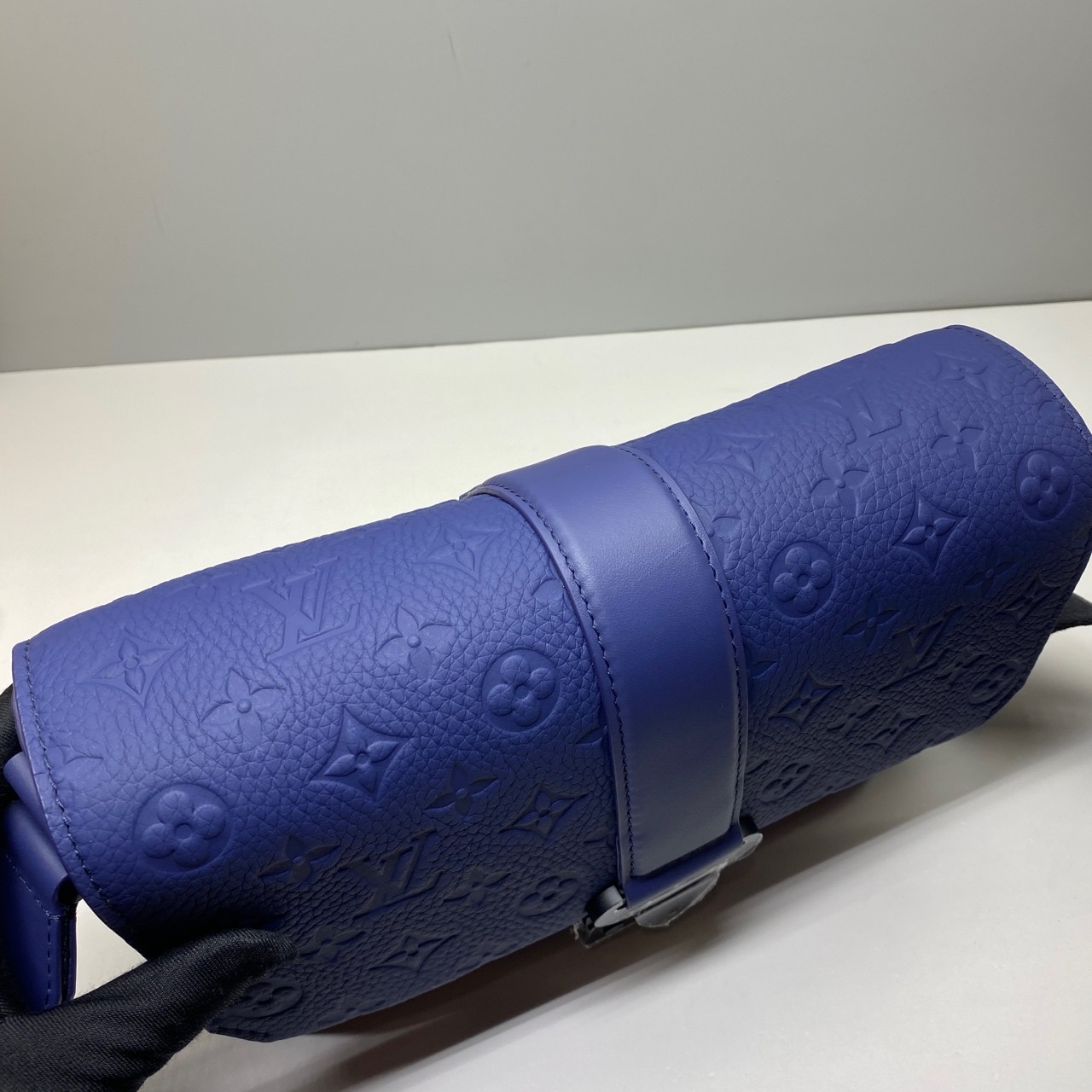 Louis Vuitton Pre-Owned Authentic S cape Crossbody Bag Blue Leather 28x16x10cm