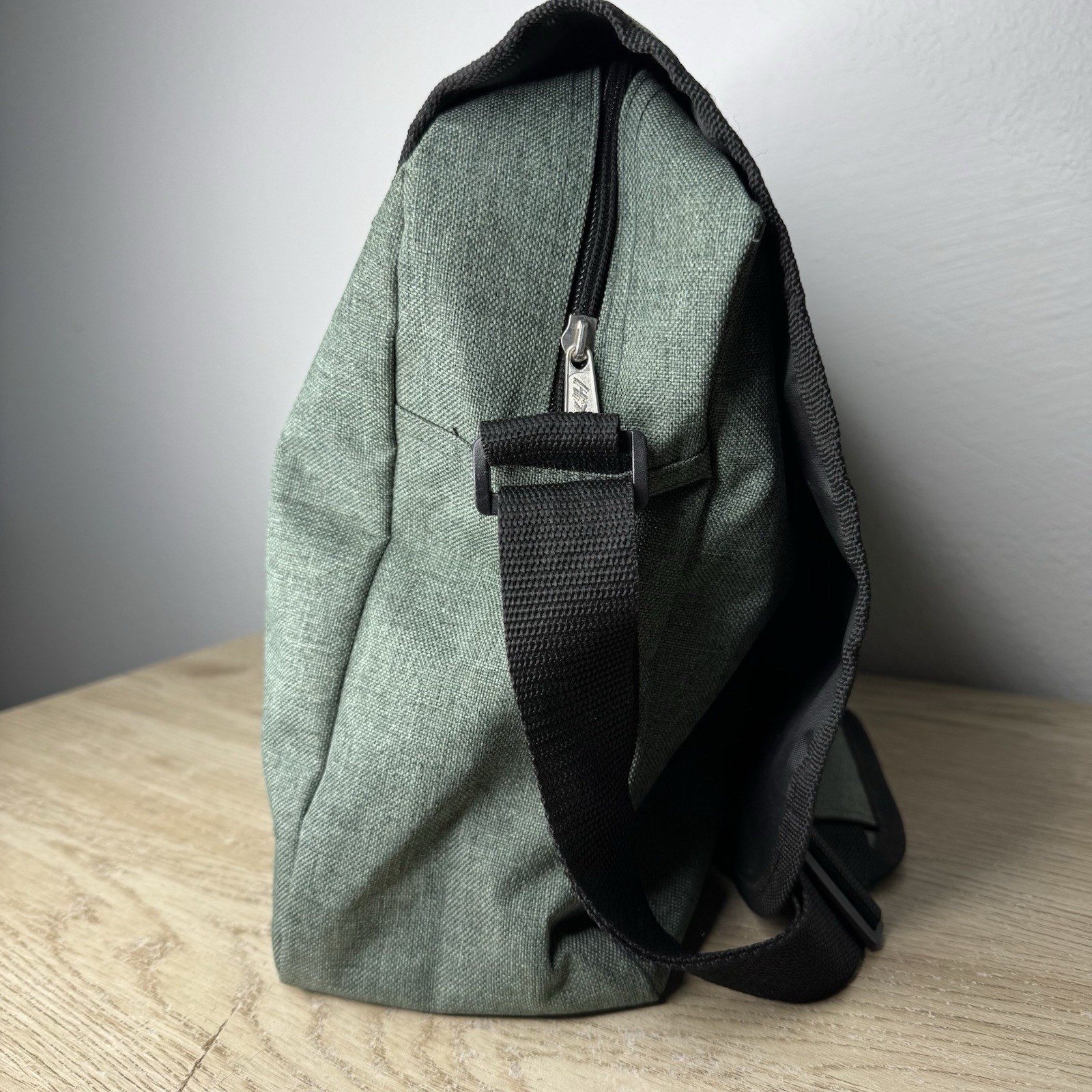 Bass Pro Shops Cabelas Green Satchel Computer Bag Promotional Advertisement Bag