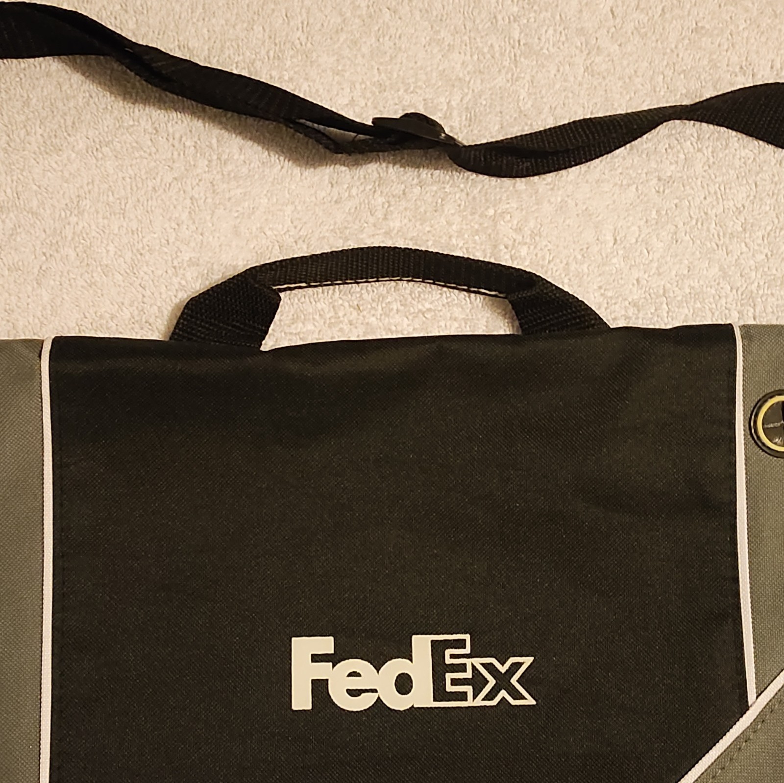 Leed’s FedEx Messenger lab top bag