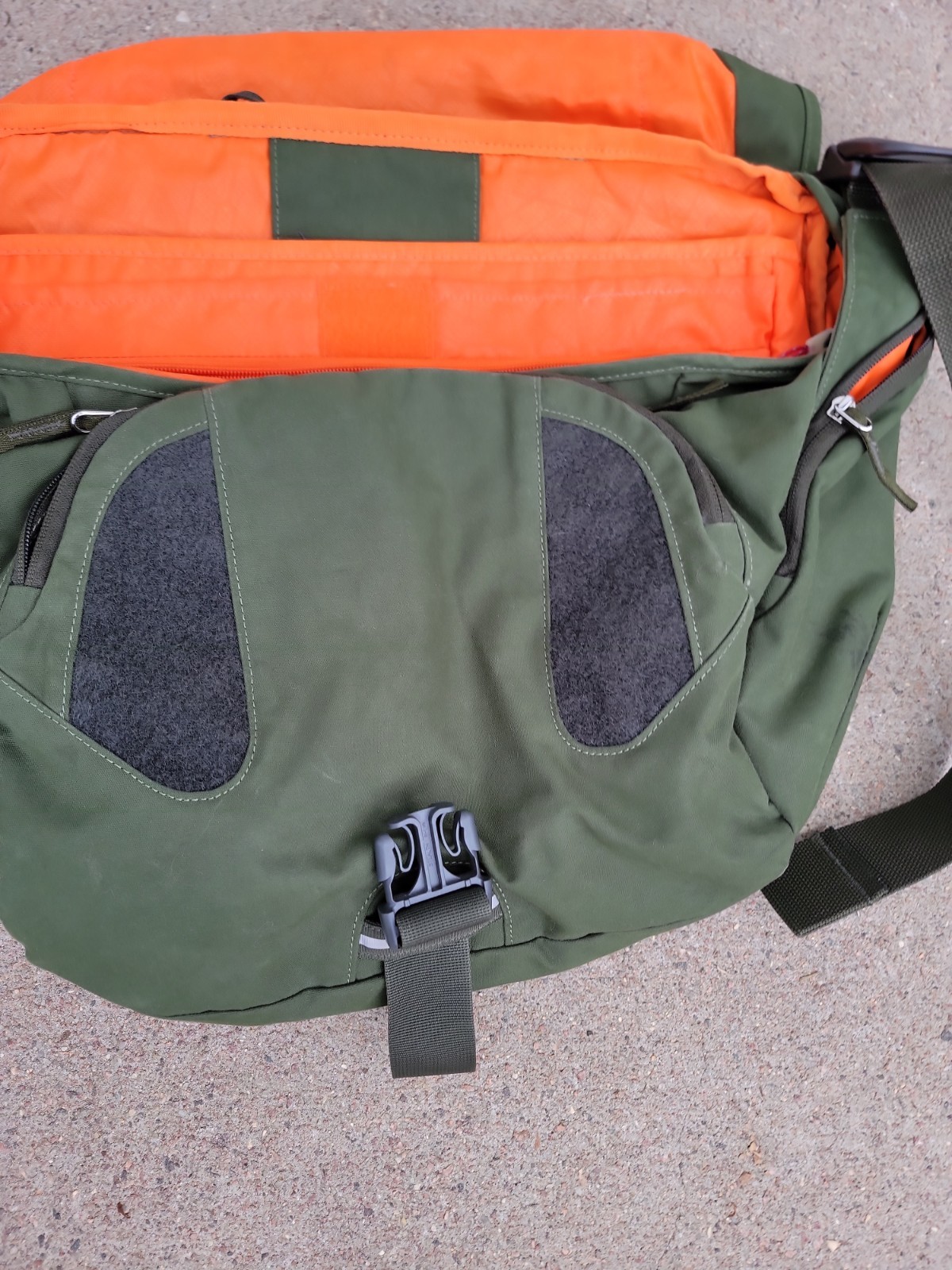 Osprey Courier messenger laptop strap Green pockets bag 19×16