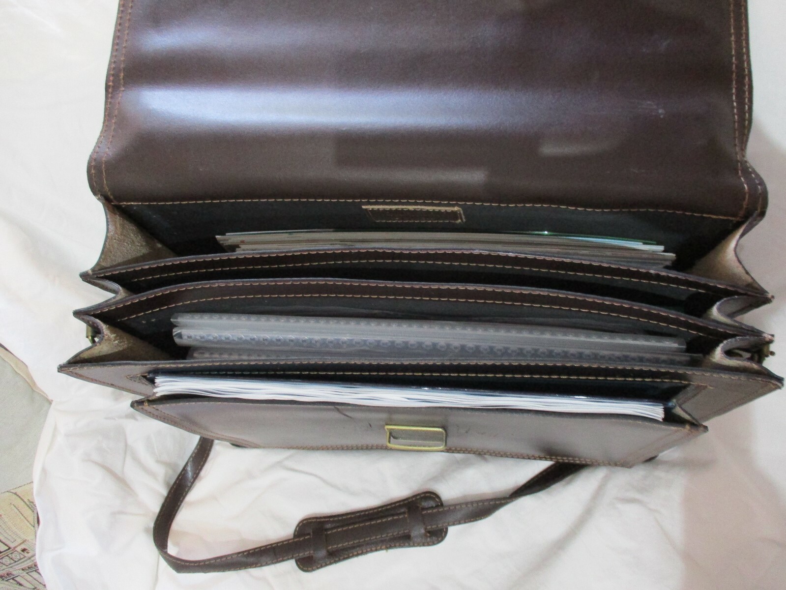 Solid and refined real leather shoulder strap workbag.