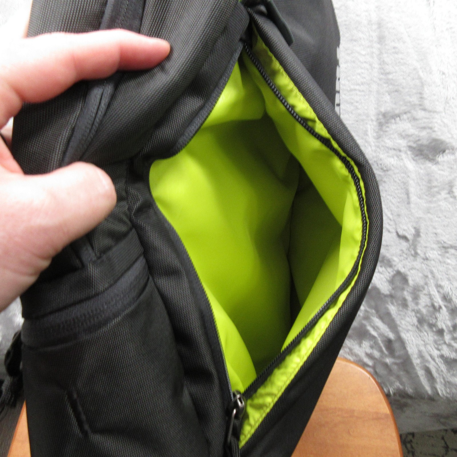 Thule Black Laptop Travel Backpack PowerPocket Soft Case Padded Straps Men Bag