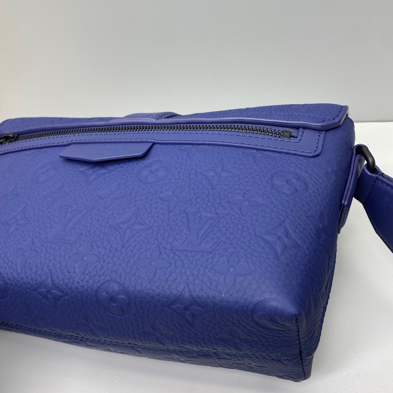 Louis Vuitton Pre-Owned Authentic S cape Crossbody Bag Blue Leather 28x16x10cm