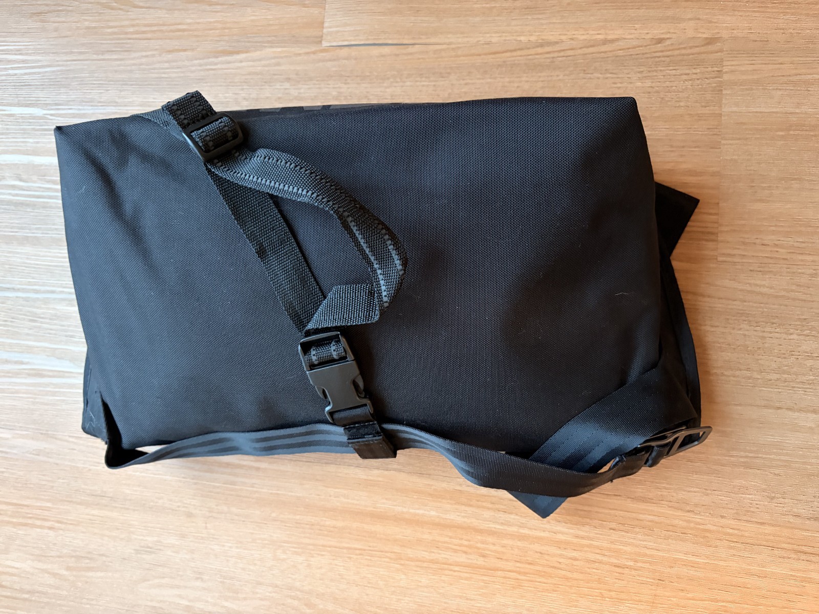 Chrome Industries Simple Messenger MD Bag 15L Black Waterproof Tarp DISCONTINUED
