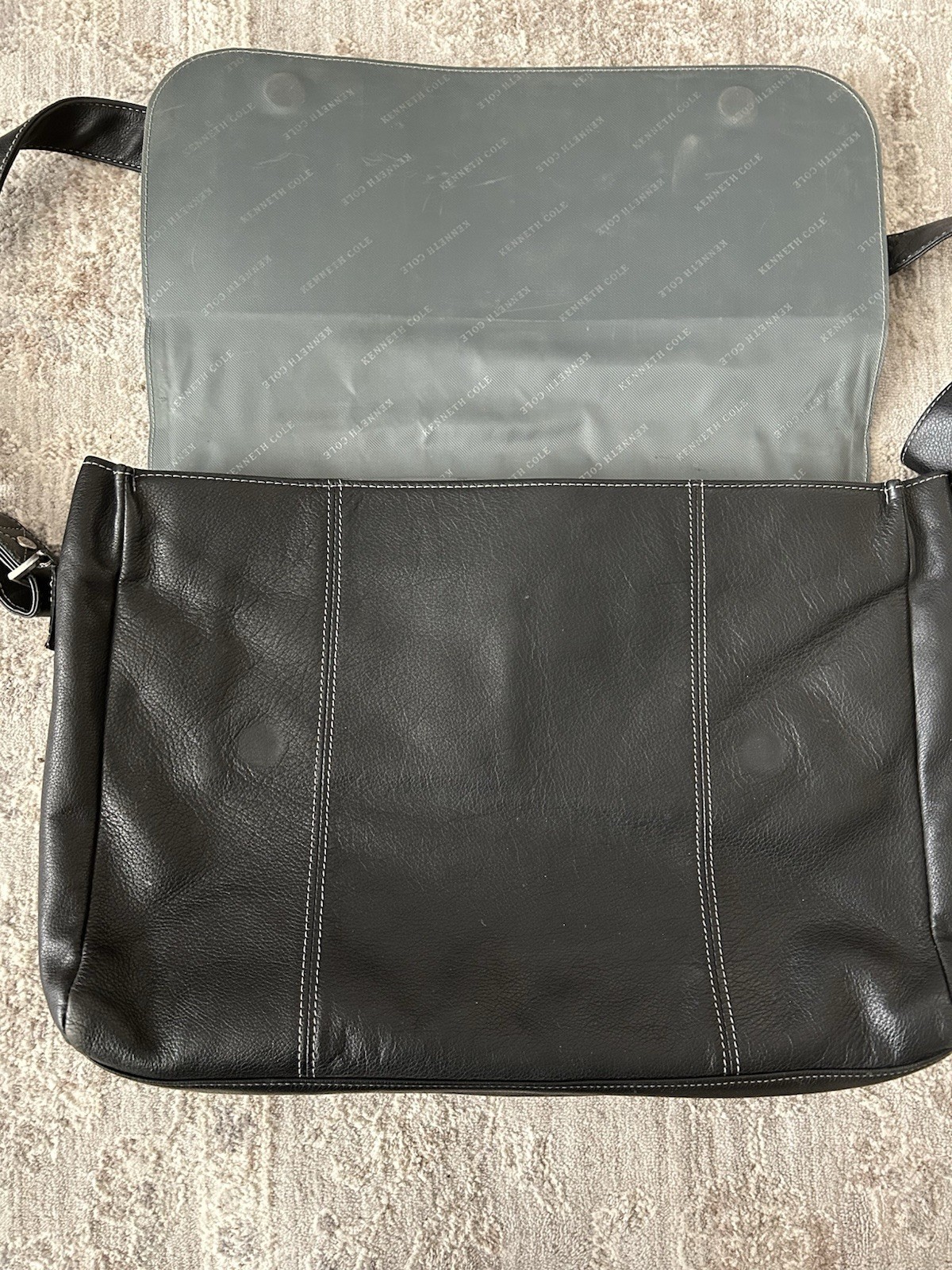 Kenneth Cole Reaction Black Leather Crossbody Laptop Messenger Bag Minimalist