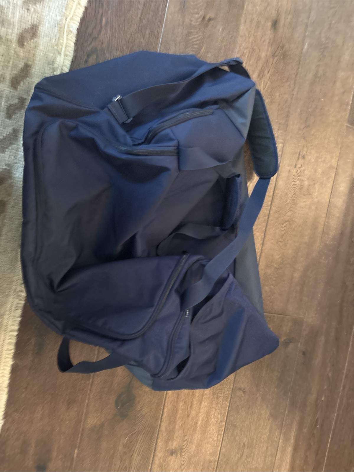 Under Armour Navy Duffel Bag Extra Large with Shoulder Strap Excellent Condition