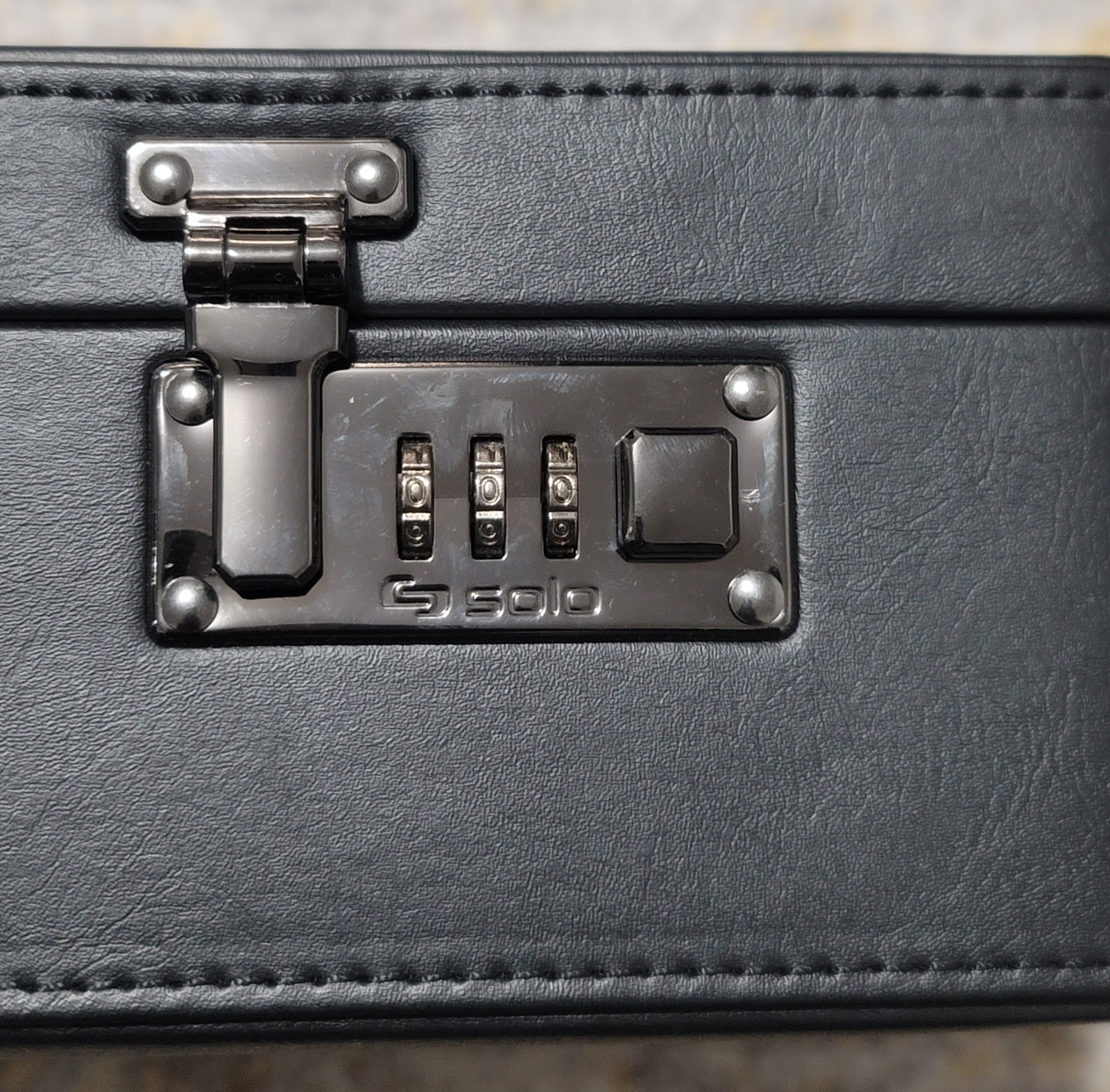 Solo Classic Vinyl Briefcase Black w/Combination Lock 17.5 inches X 12.5 X 4