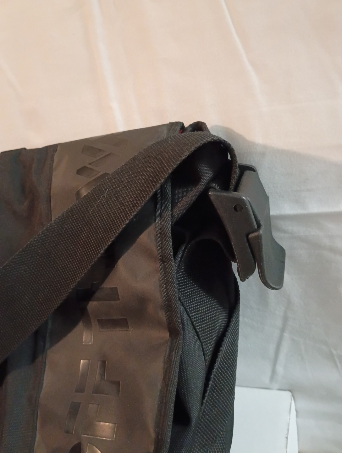 VANS Harbinger Messenger Bag “Off The Wall” – Rare Black / Red – Vintage NEW