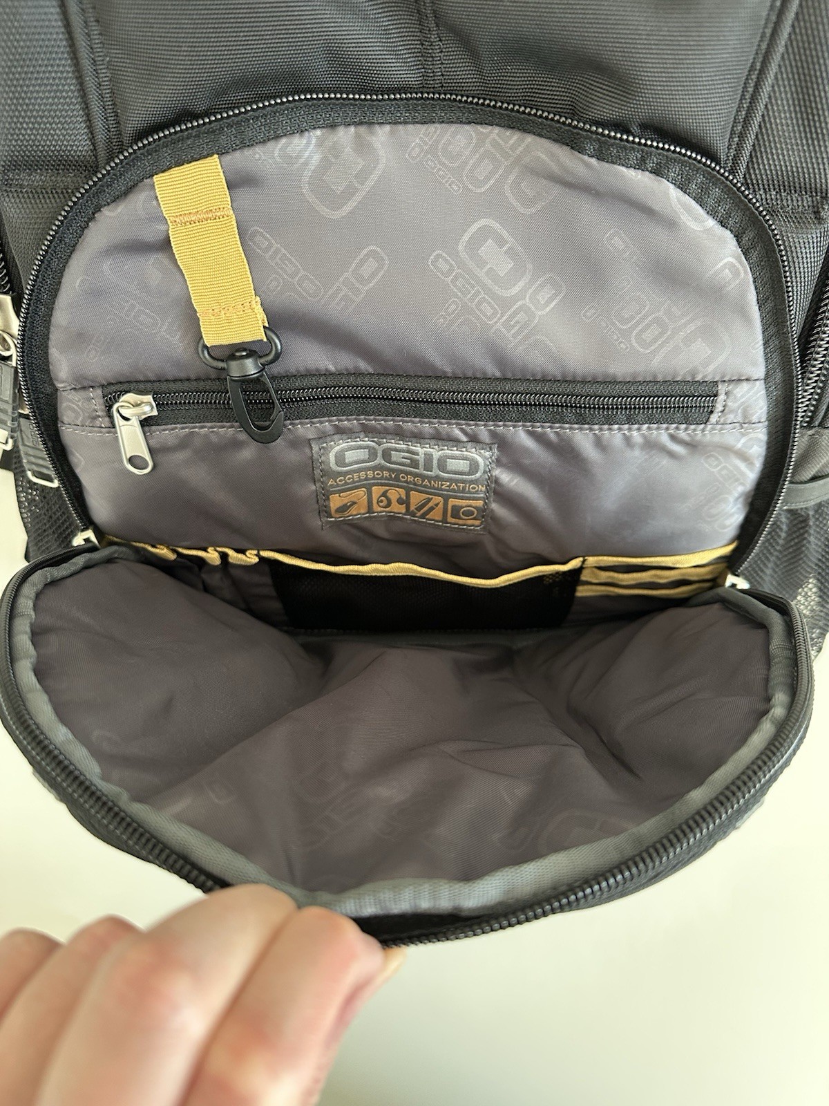 Ogio – Callaway Axle Backpack, Black, 19.25″ H x 13″ W x 9.25″ D – Very Good