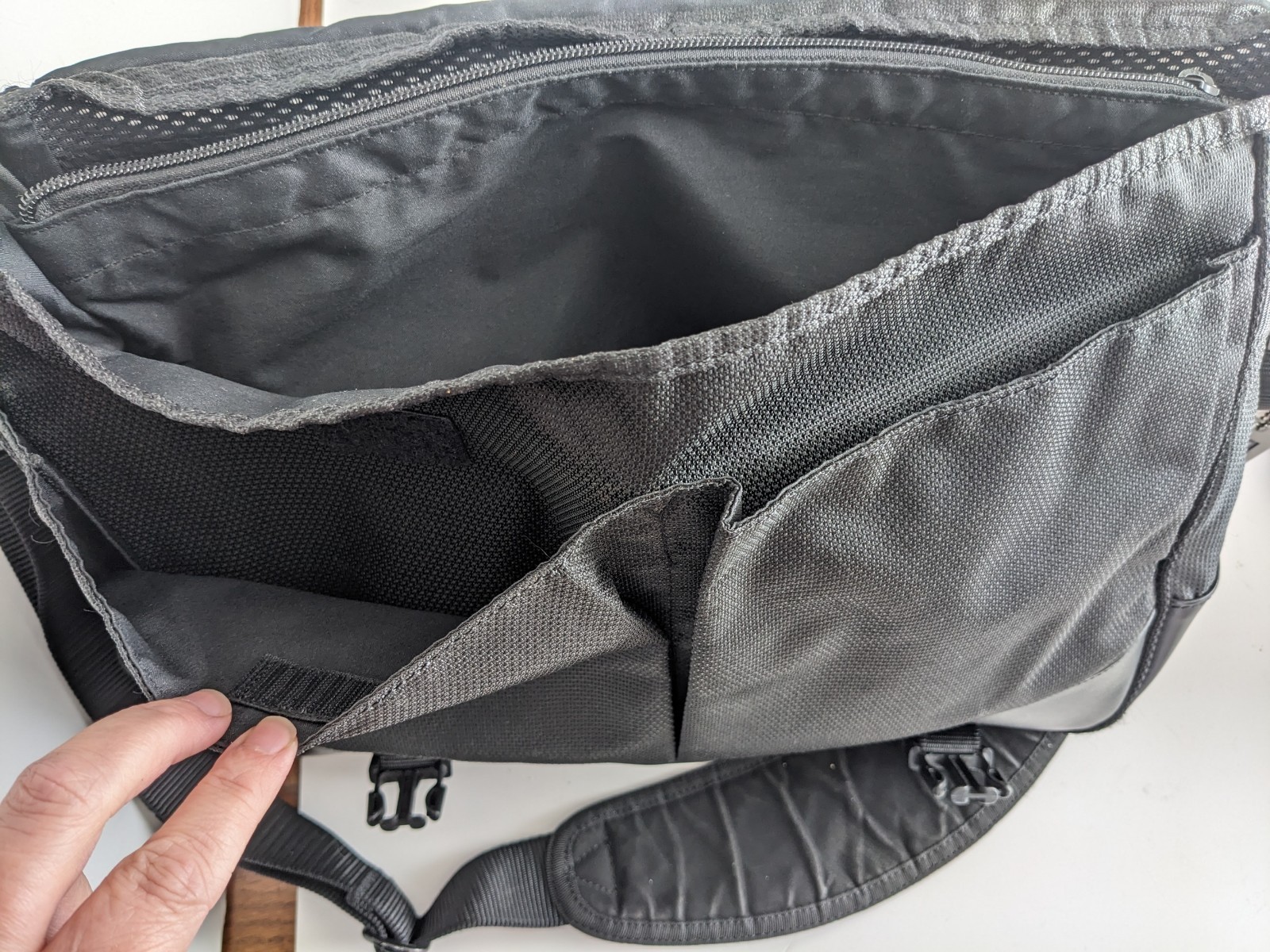 TUMI T2 Expandable Ballistic Messenger Bag Portfolio Case Shoulder Expandable