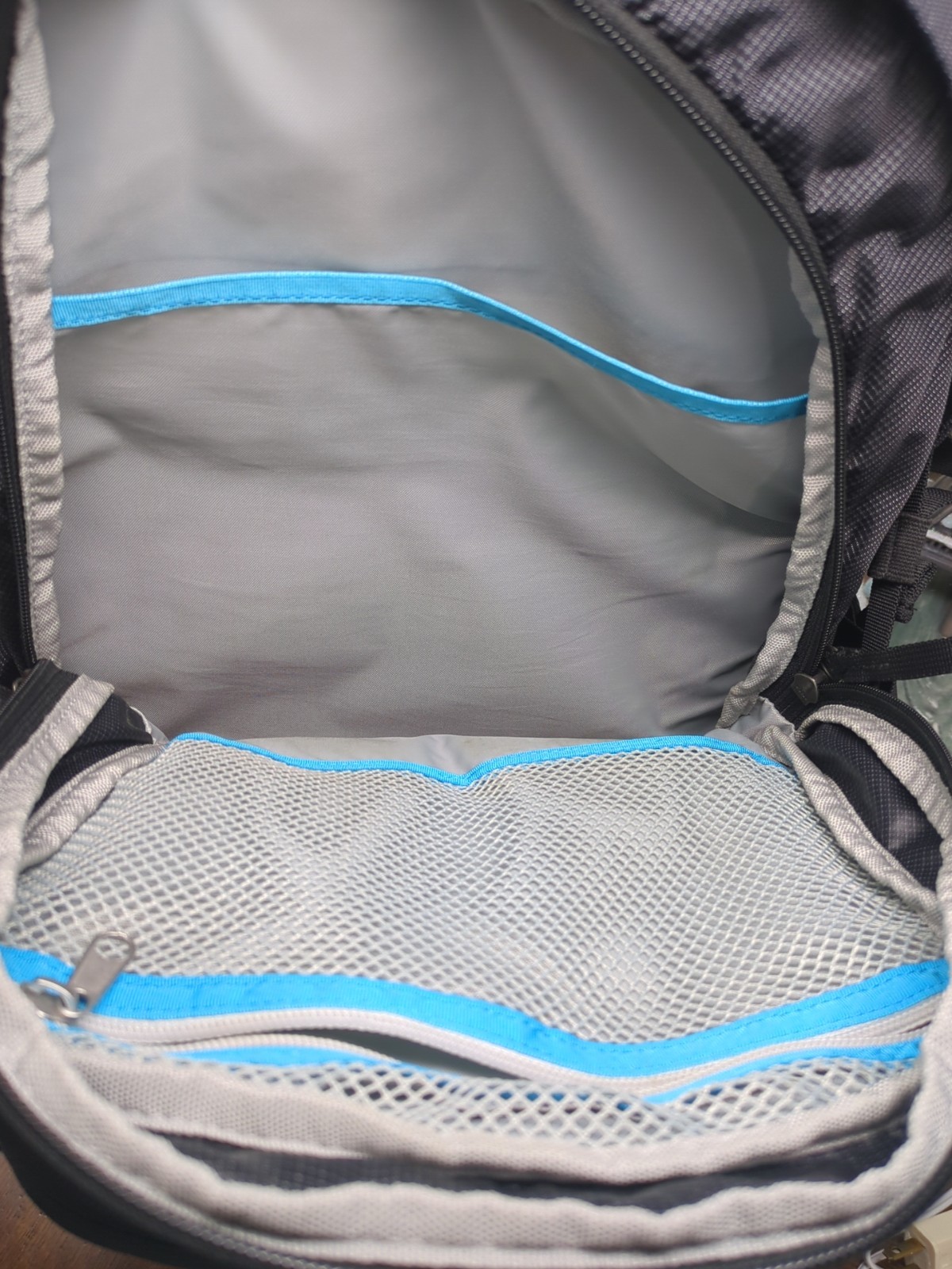 Thule Sweden Crossover Backpack 15″ Laptop Sunglasses Pocket Travel Hiking EUC