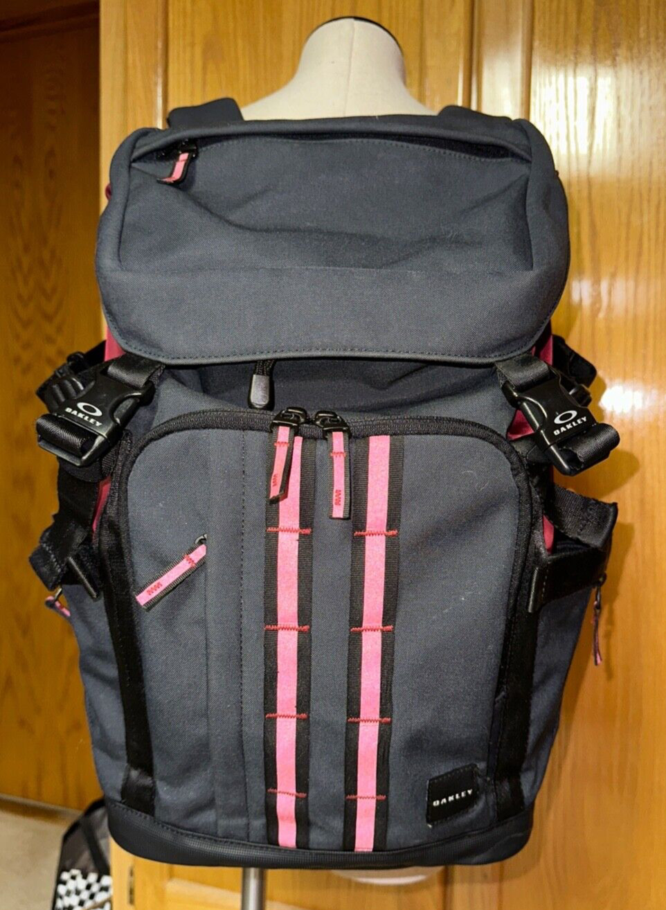 OAKLEY Utility Organizing large rucksack backpack Black/maroon EUC