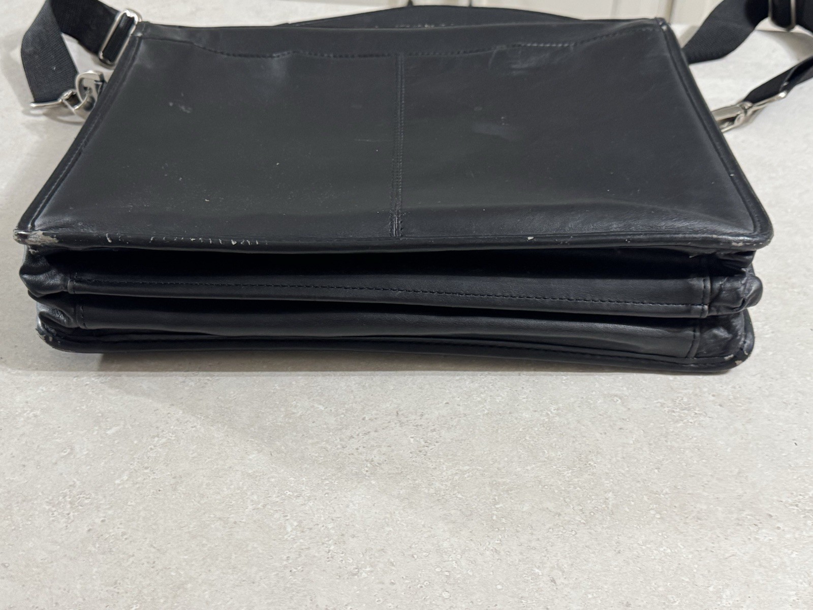 Kenneth Cole Reaction Messenger Bag – See Description