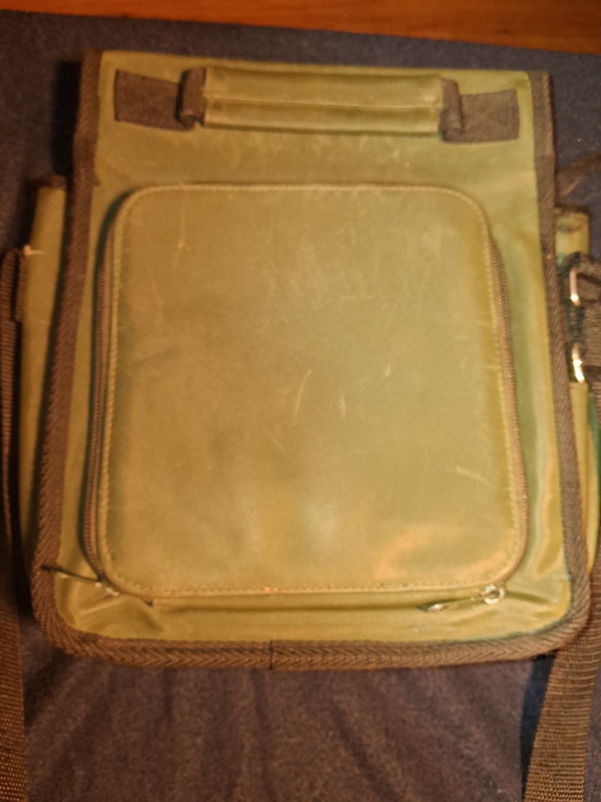 Green Men’s Medium Messenger Bag Adjustable Shoulder Strap Pockets Zip