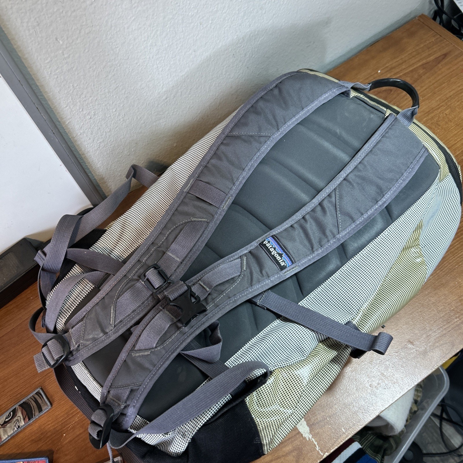 Patagonia Black Hole Back Pack 25L Gray White Weave Pattern Zip