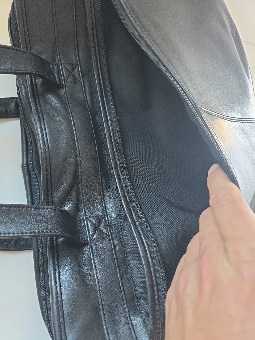 Victorinox Luxury 17” Expandable Black Leather Computer Briefcase Business Bag