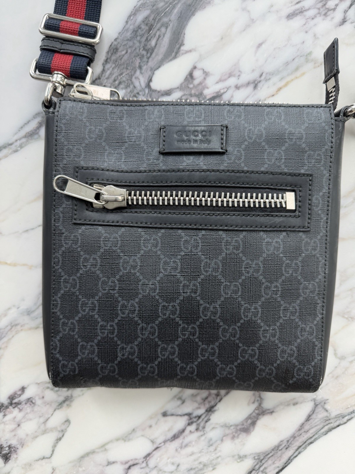 Gucci Men’s GG Supreme Crossbody Shoulder Bag Gray/Black Barely Used Authentic