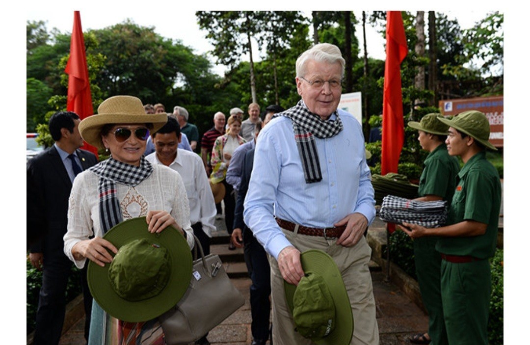 Combo VC Vietnam – Frog Bag Backpack, Broad-Brimmed Hat & Traditional Scarf