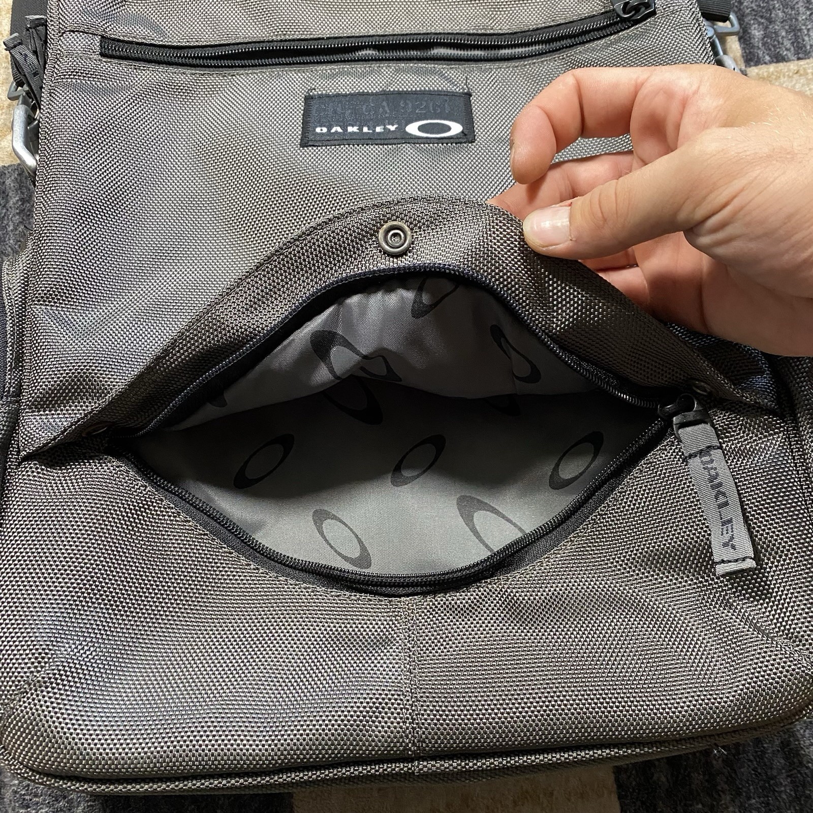 vintage Y2K Oakley Tactical Field Gear Vertical Messenger Laptop Bag Gray Tech
