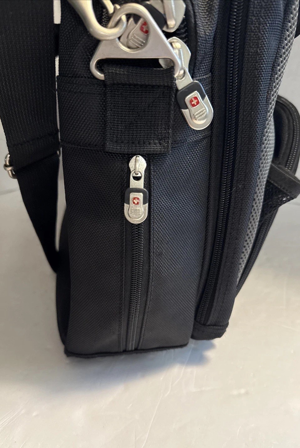 SwissGear Laptop Computer Briefcase Travel Bag Unisex 18″ x 14″ Black