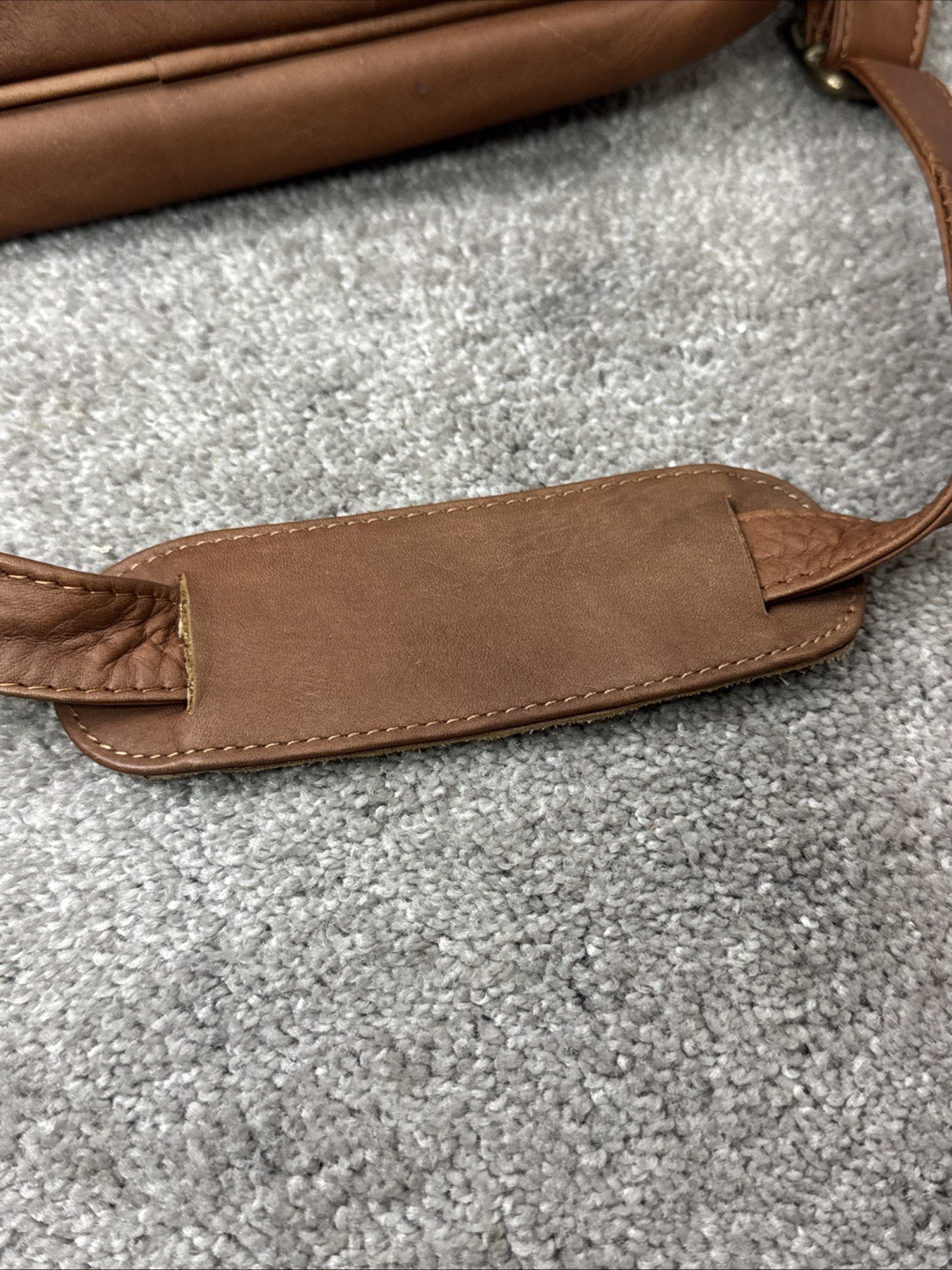 Brown Leather Messenger Bag Shoulder Strap Zipper Pockets Work Travel 13”x6”