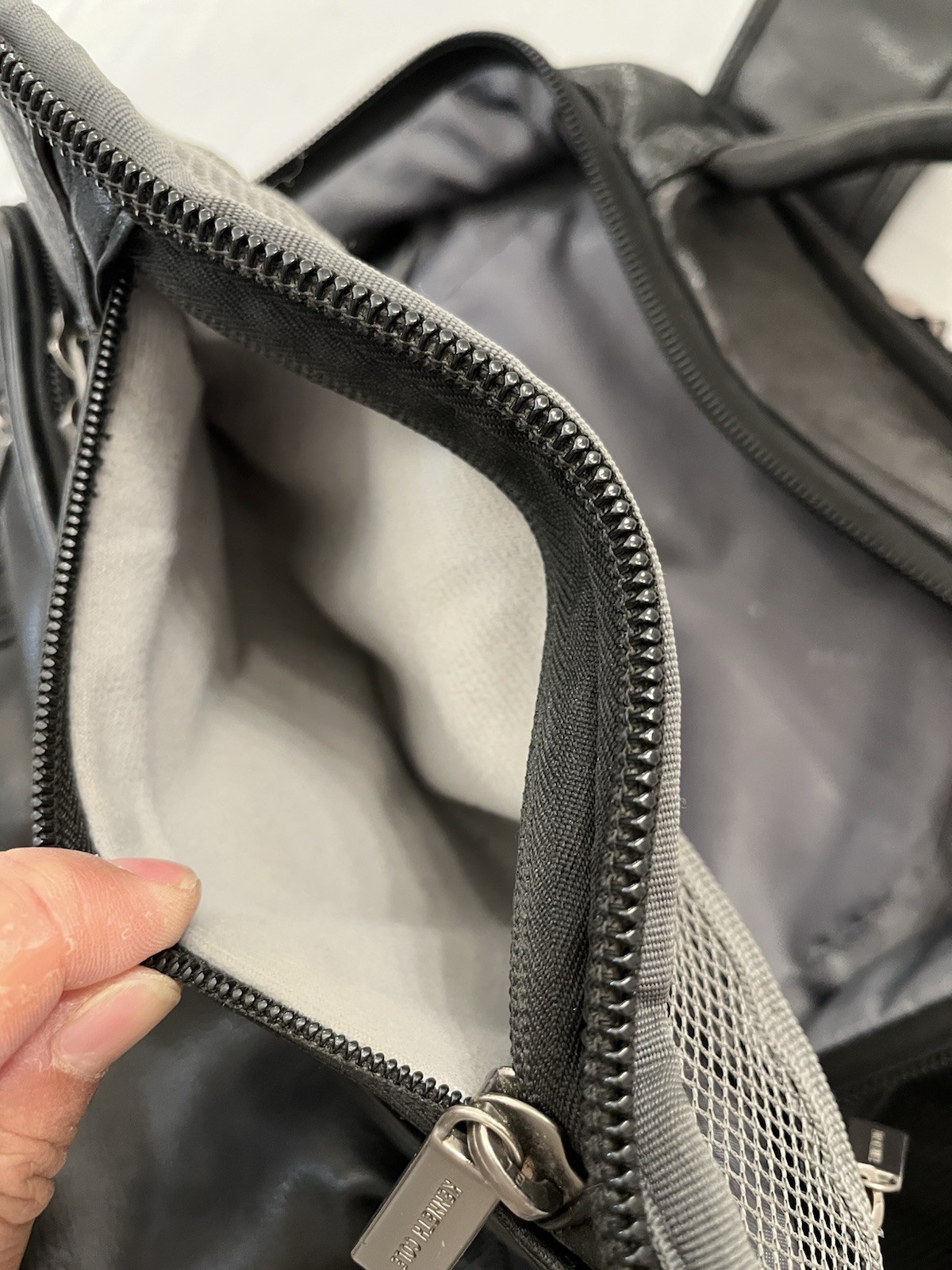 Kenneth Cole Reaction Manhattan Messenger Backpack Black 16″ Laptop $200 Retail
