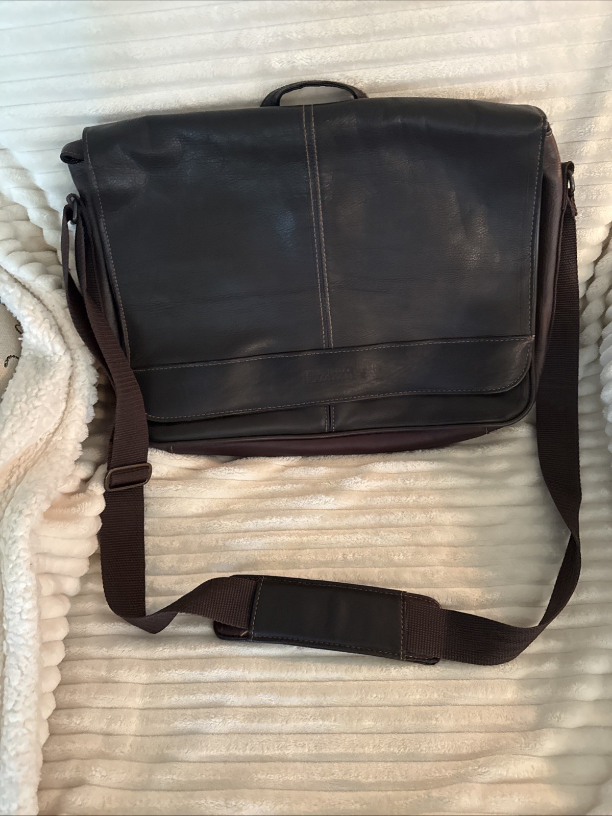 Kenneth Cole Reaction Colombian Leather Messenger Bag Nice!