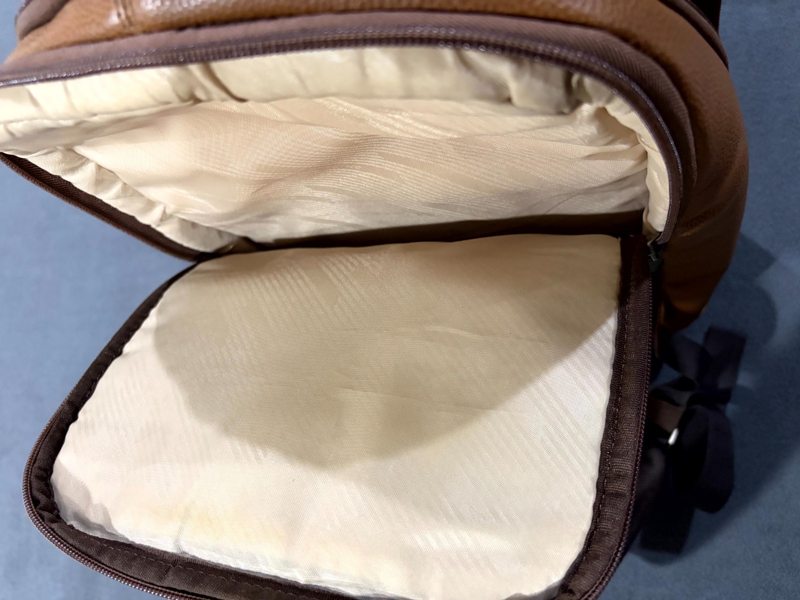 Samsonite Unisex Slim Backpack Brown Cognac Grain Leather Padded Mesh Back