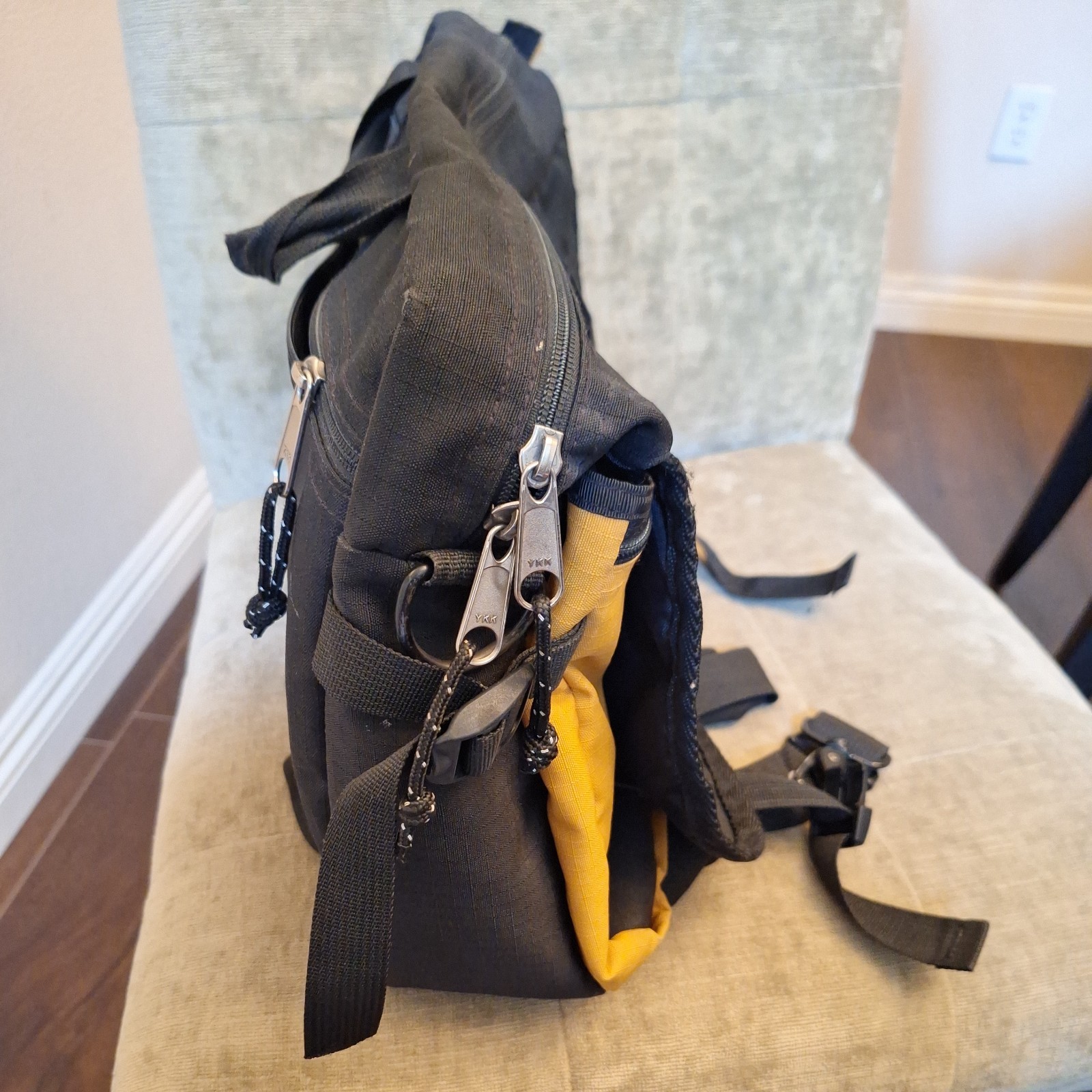 Trager USA Seattle Messenger Laptop Crossbody Bag Travel Black & Green Ripstop