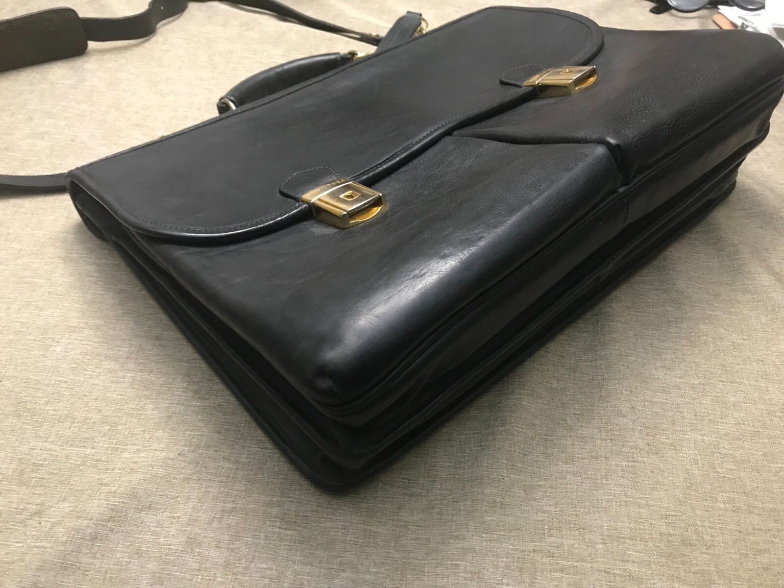 BOSCA “CORRESPONDENT” Heavy Leather Briefcase / Messenger Bag – Made in USA