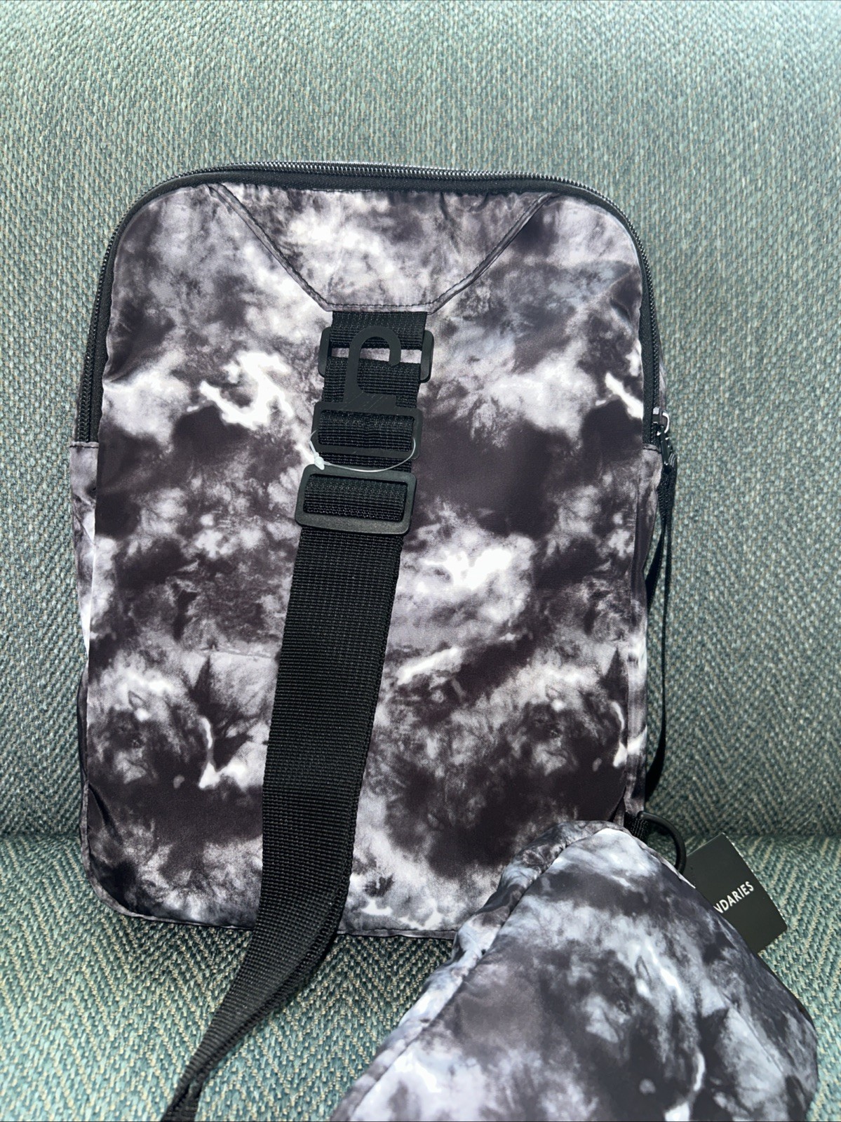 NWT No Boundaries Modular Sling Bag Backpack Black White Tie Dye Nice!