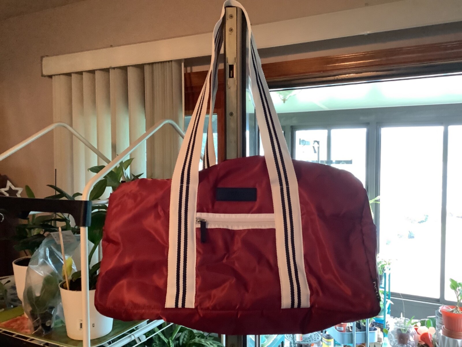 SKECHERS DUFFEL BAG LARGE GYM BAG SHOULDER /TRAVEL BAG BURGUNDY SIZE TO 20”x 8”