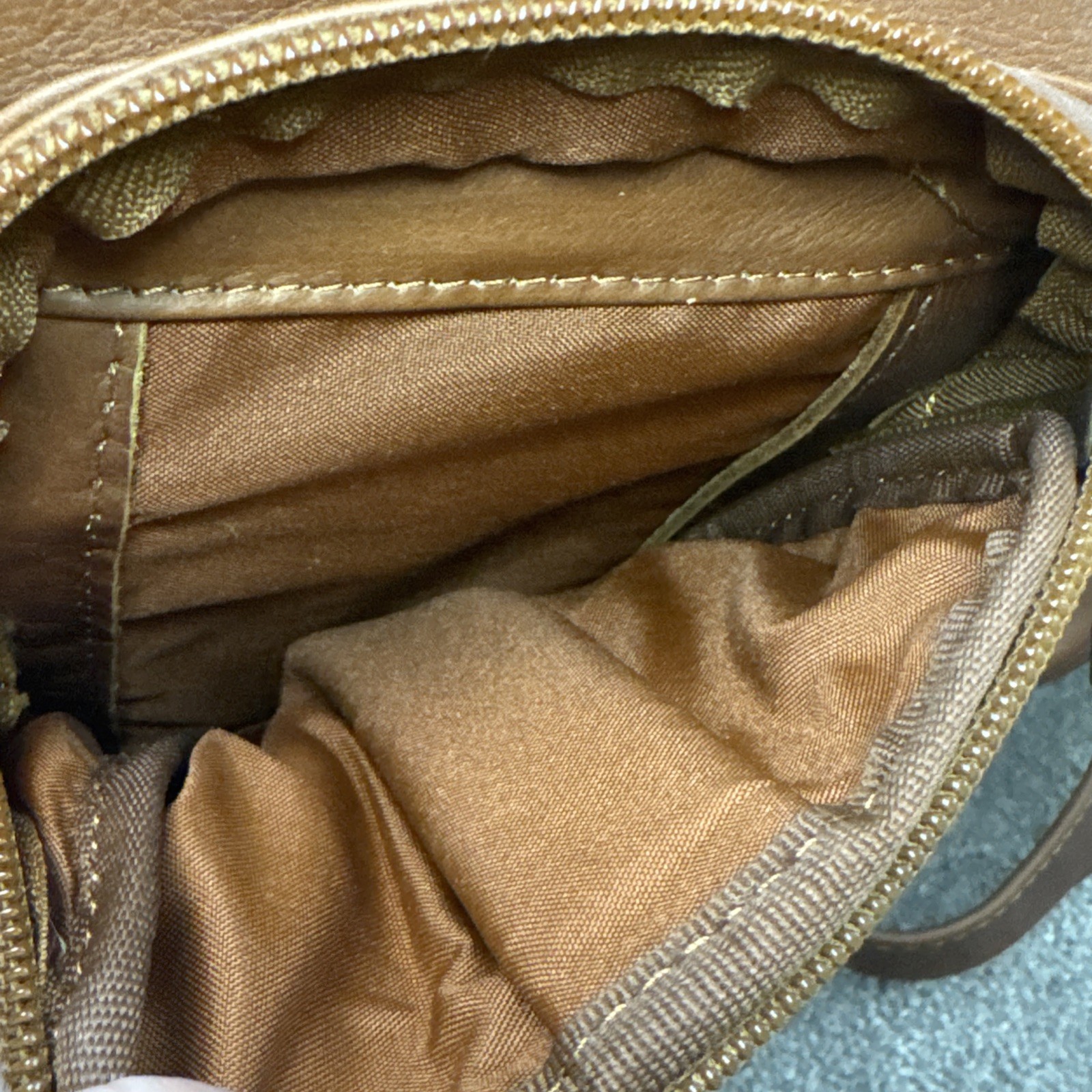 Brown Leather Messenger Bag Shoulder Strap Zipper Pockets Work Travel 13”x6”