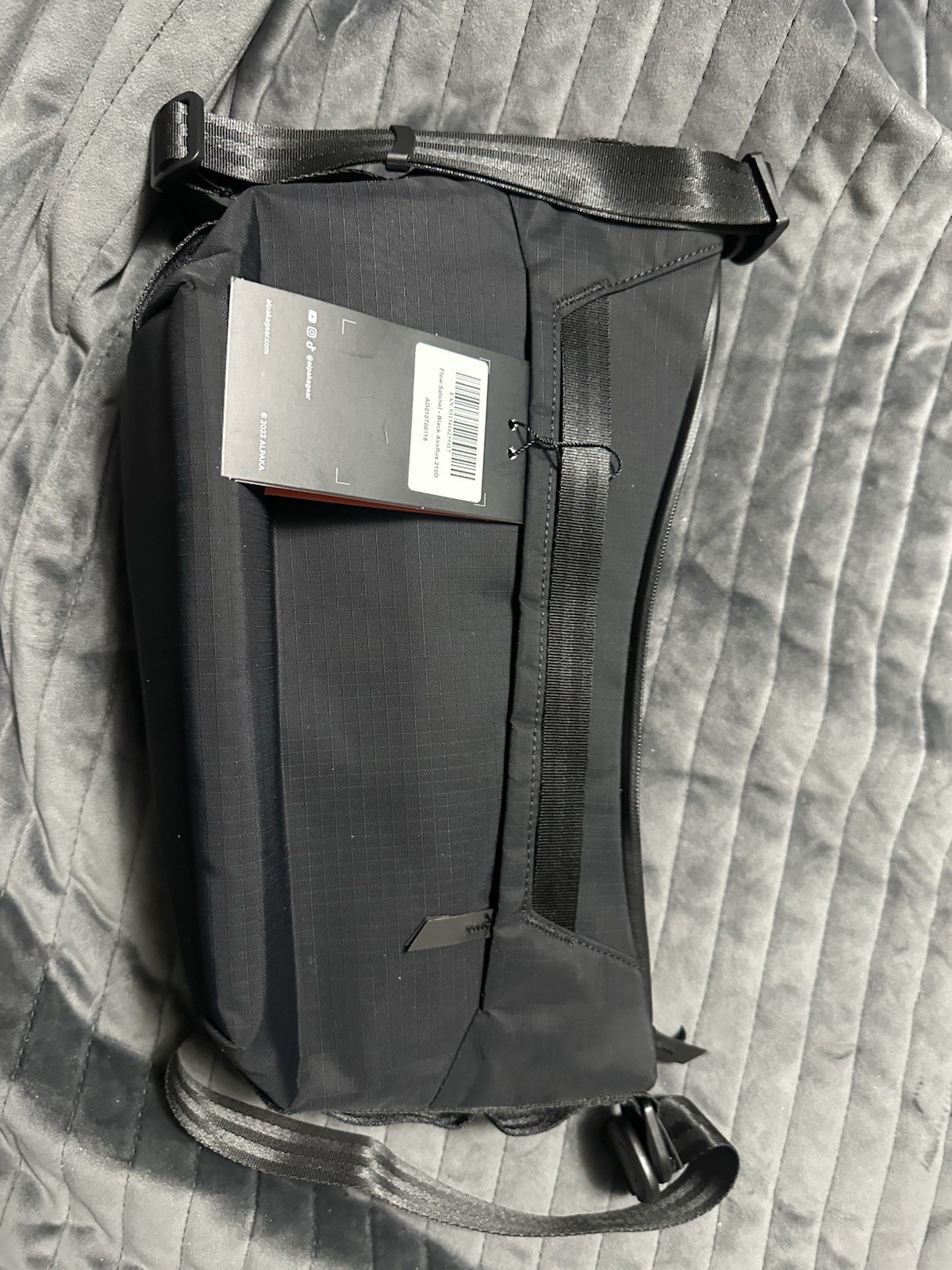 Alpaka Black Medium Crossbody Bag Zip Closure Adjustable Strap Pockets