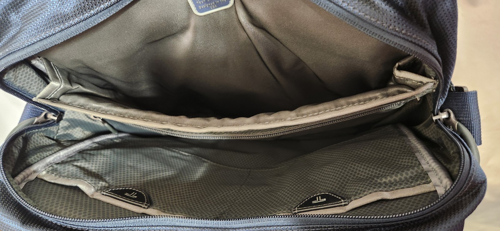 Tumi T-Tech 5589MB Blue Ballistic Nylon Messenger Backpack Bag Shoulder Bag 17″