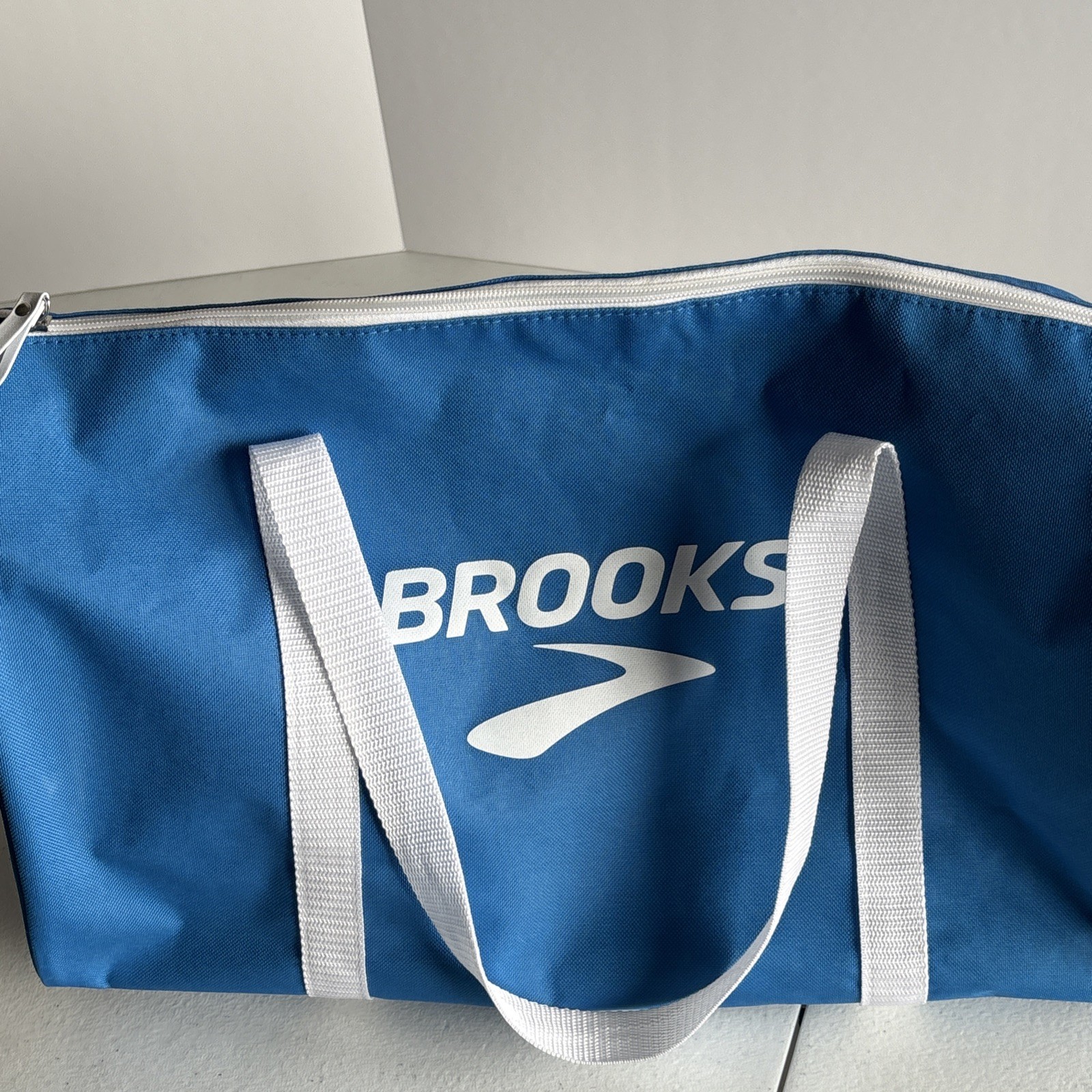 Brooks Blue White Zippered canvas Gym Duffle Bag Nylon top straps