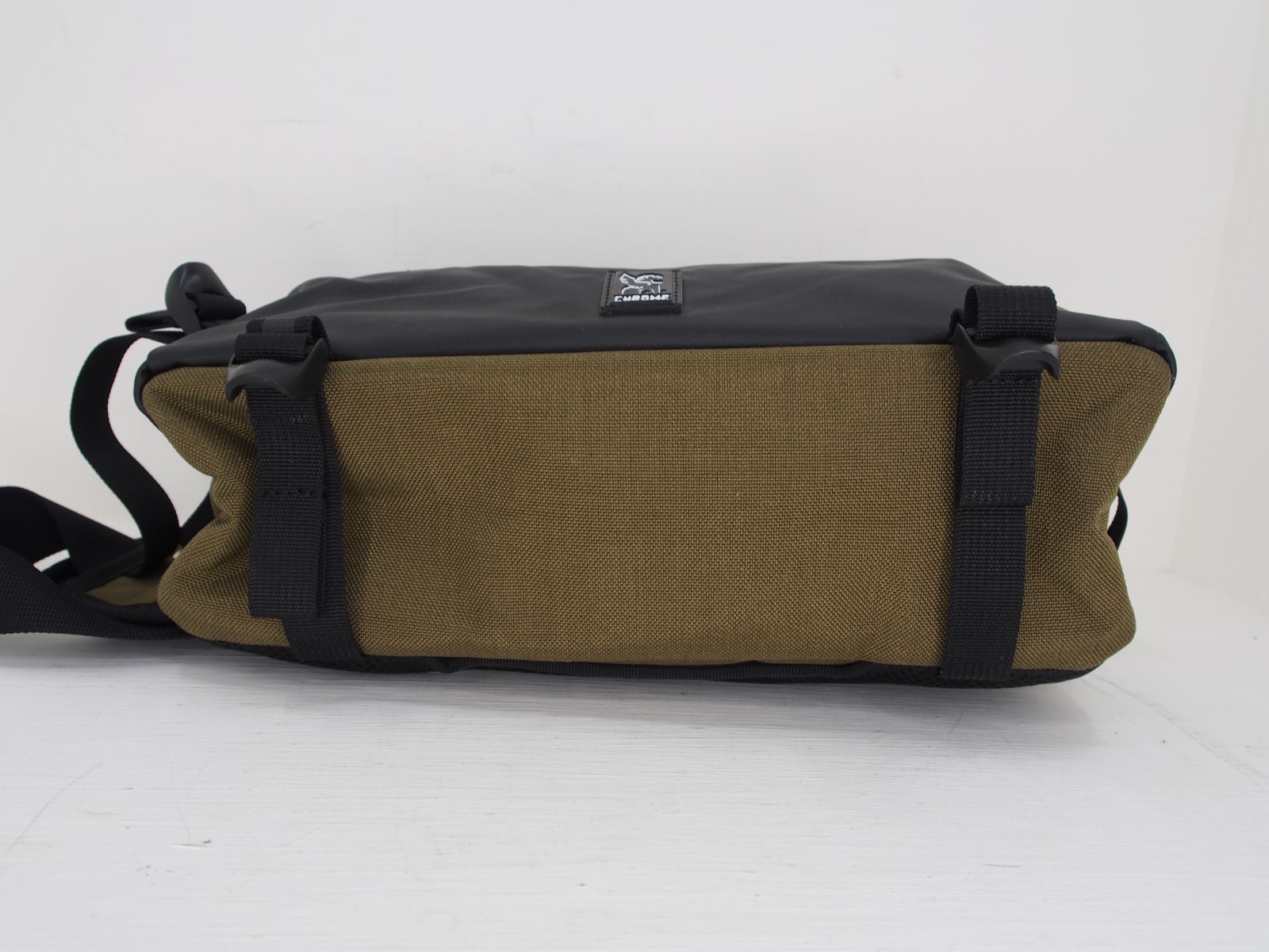 Chrome Industries Kovac Sling Messenger Bag for commuting and cycling.