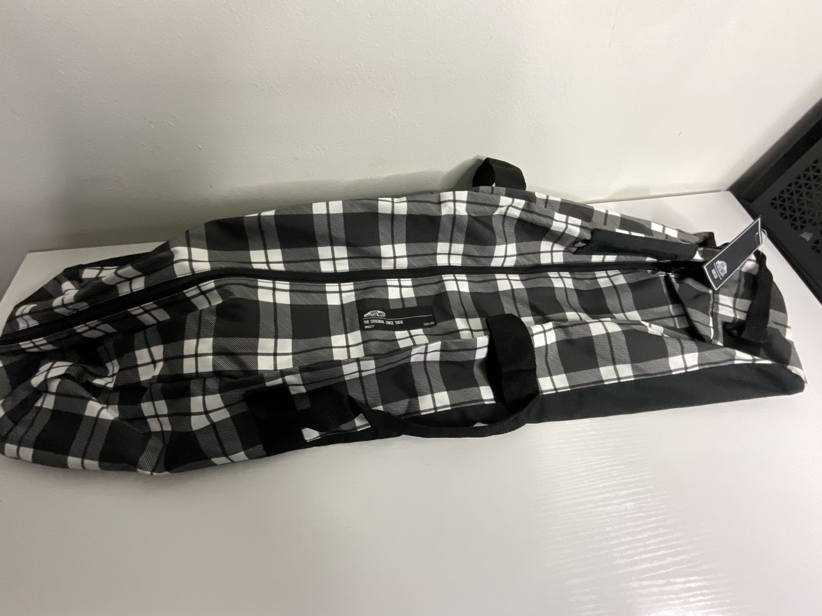 Vans off the wall Men’s Black and White Skateboard Travel Bag