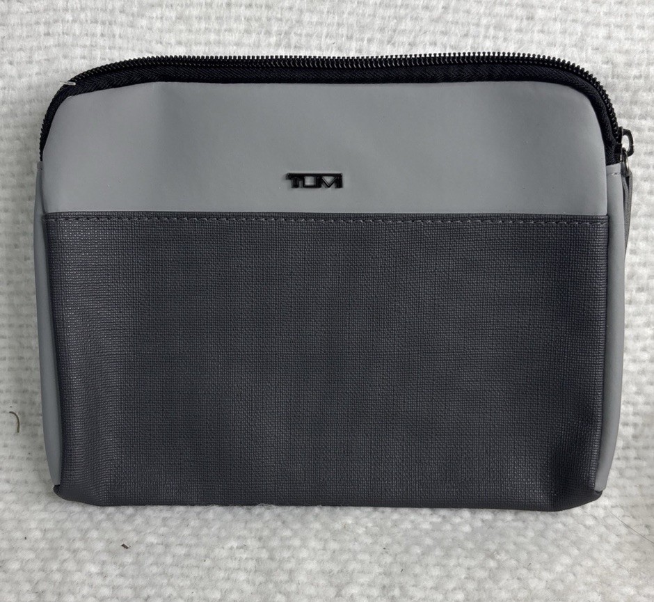 NWT TUMI delta Toiletry bag Grey Vinyl with Metal Logo and Zipper Medium Pouch