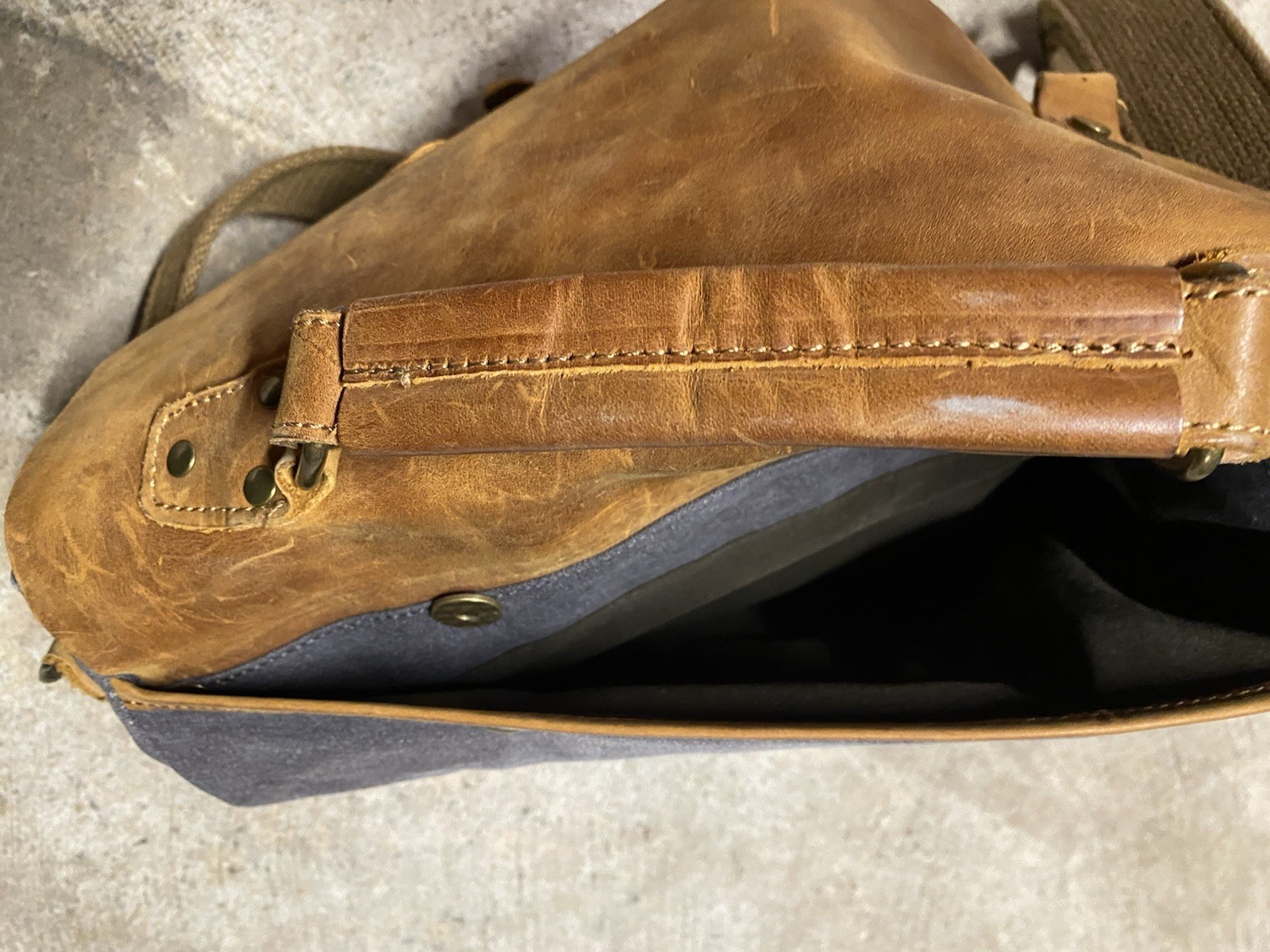 WOWBOX Brown Messenger Bag Adjustable Strap Magnetic Zip Inner Outer Pockets