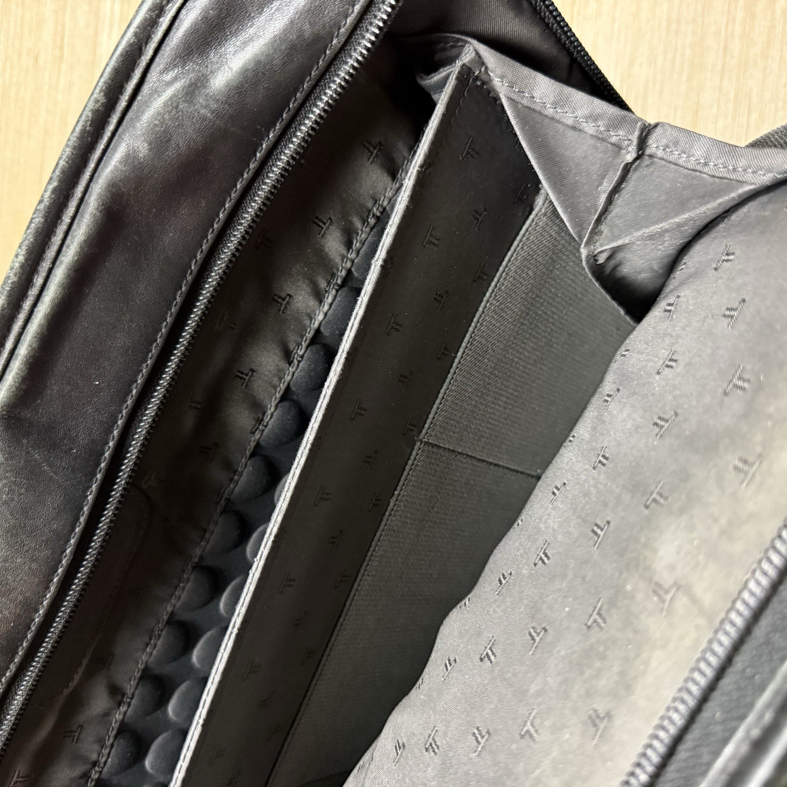 Tumi Leather Briefcase Shoulder Bag Laptop Men’s Black Messenger